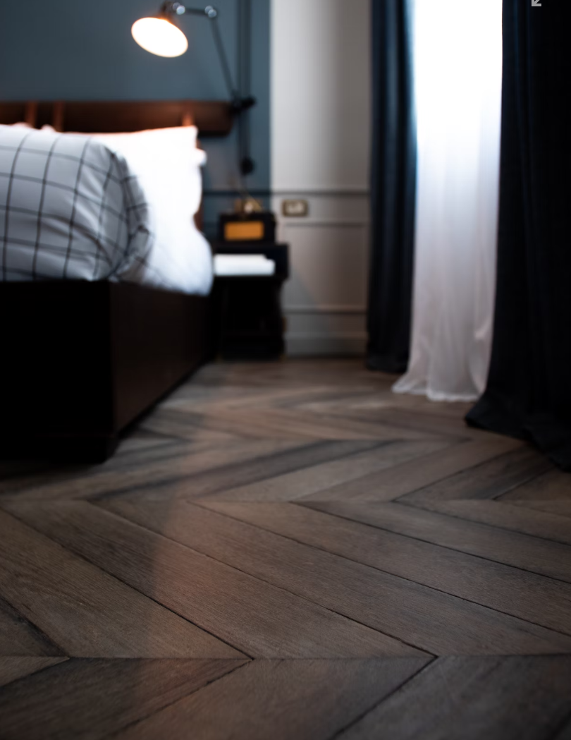 Dark wood floors often tie up the room making it cozy