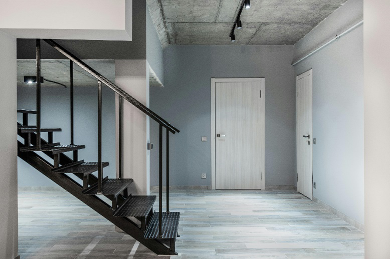  Image of an apartment with a staircase and door